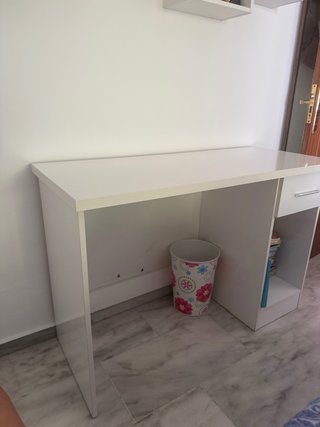 Escritorio blanco con cajón y estante
