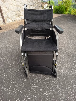 Silla de ruedas con cojín viscoelástico antiescara