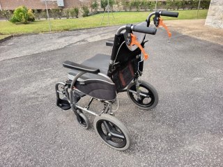 Silla de ruedas con cojín viscoelástico antiescara
