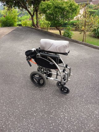 Silla de ruedas con cojín viscoelástico antiescara