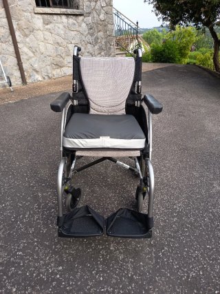 Silla de ruedas con cojín viscoelástico antiescara