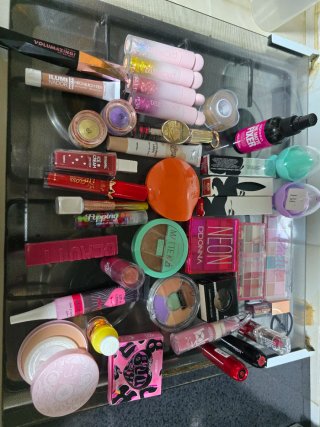 Lote de productos de belleza.