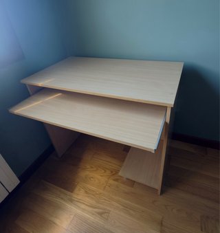 Escritorio de madera con bandeja