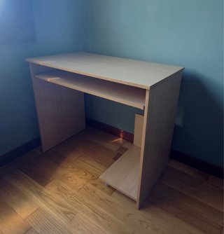 Escritorio de madera con bandeja
