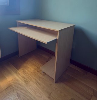 Escritorio de madera con bandeja