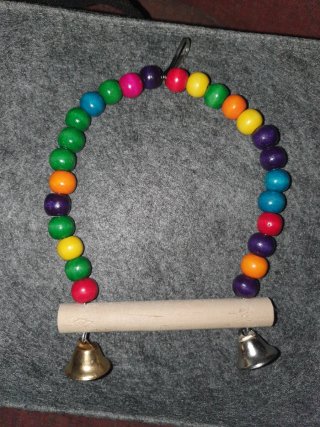 Columpio para agapornis con cascabeles