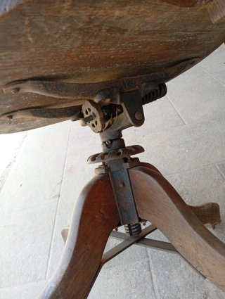 Silla antigua de madera para restaura