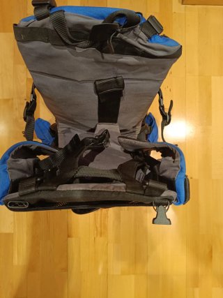 Mochila porta bebés montaña Lafuma azul y negro