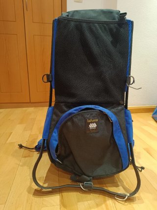 Mochila porta bebés montaña Lafuma azul y negro