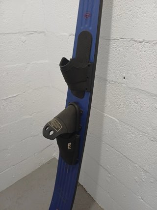 Esquí acuático azul con funda