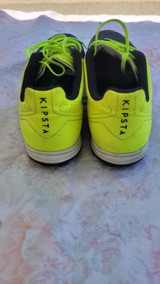 Botas de fútbol negras y amarillas