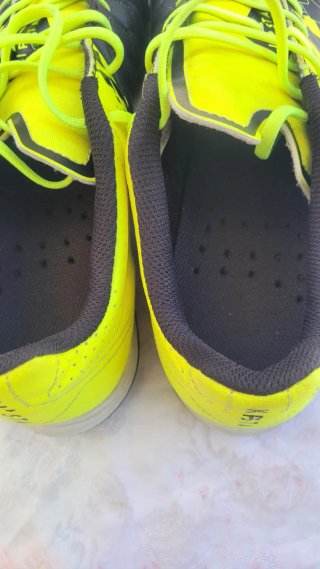 Botas de fútbol negras y amarillas