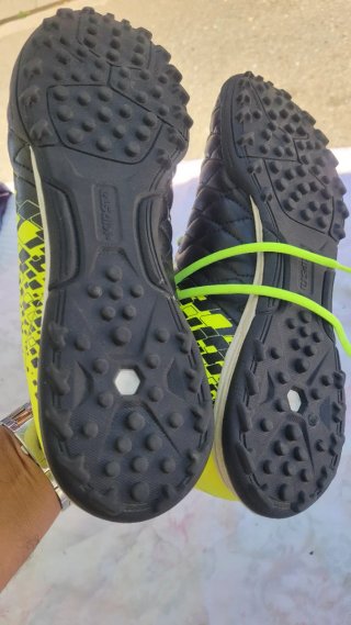 Botas de fútbol negras y amarillas