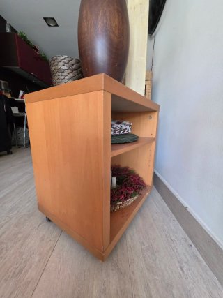 Estante rodante de madera — práctico y decorativo