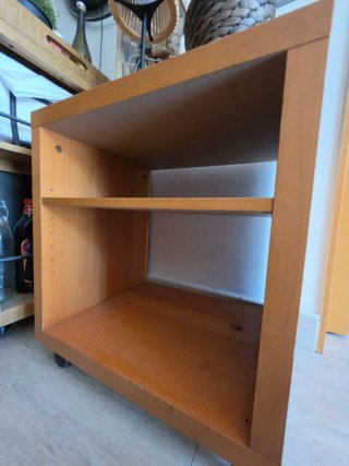 Estante rodante de madera — práctico y decorativo