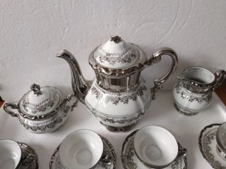 Servizio porcellana vintage argento e bianco.