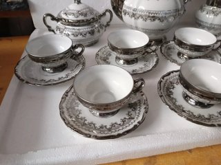 Servizio porcellana vintage argento e bianco.