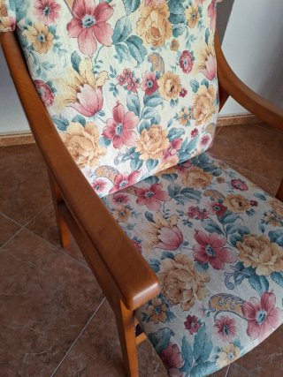 Sillón tapizado floral