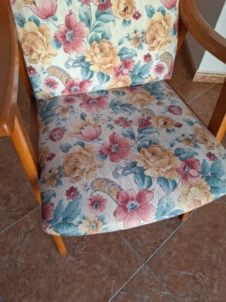 Sillón tapizado floral