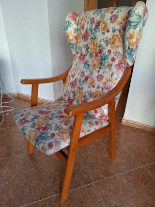 Sillón tapizado floral
