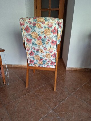Sillón tapizado floral