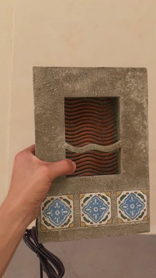 Fontana d'acqua decorativa con piastrelle