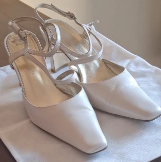 Zapatos de tacón blancos.asepto solo pago en efect