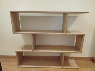 Estantería de madera.