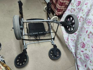 Andador plegable con asiento y cesta
