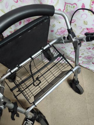 Andador plegable con asiento y cesta
