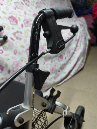 Andador plegable con asiento y cesta