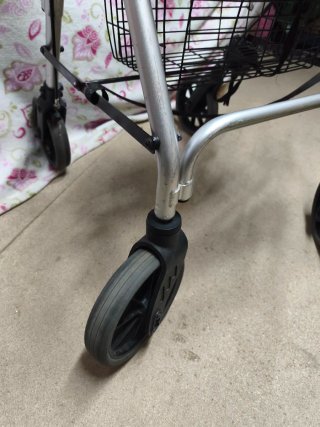 Andador plegable con asiento y cesta
