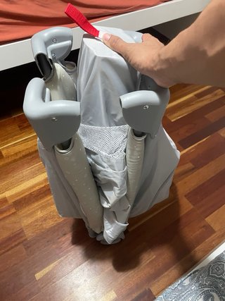Cuna de viaje gris con móvil dos niveles y colchón