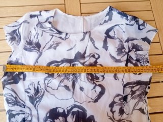 Vestido midi estampado floral gris