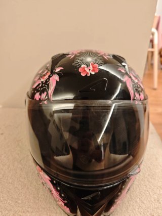 Casco de moto negro con flores rosas Talla S