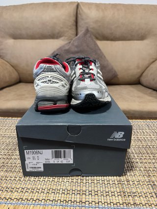 New Balance 1906R gris y rojo