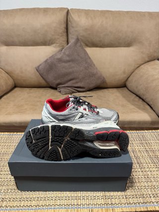 New Balance 1906R gris y rojo
