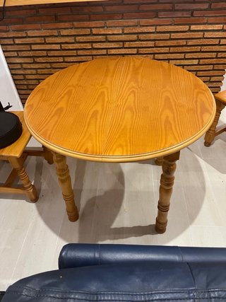 Mesa y 4 Sillas de Madera
