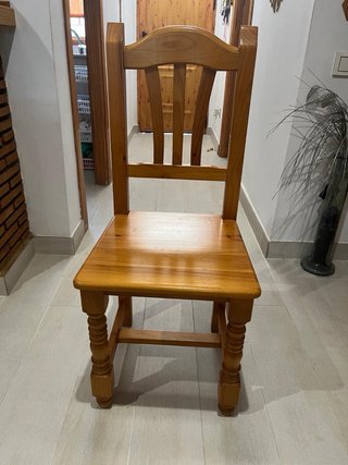 Mesa y 4 Sillas de Madera