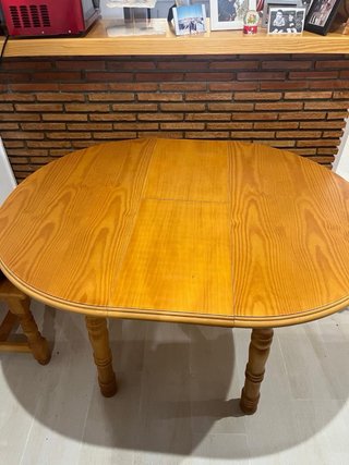 Mesa y 4 Sillas de Madera