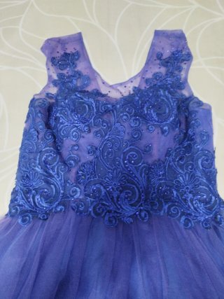 Vestido de fiesta azul y morado