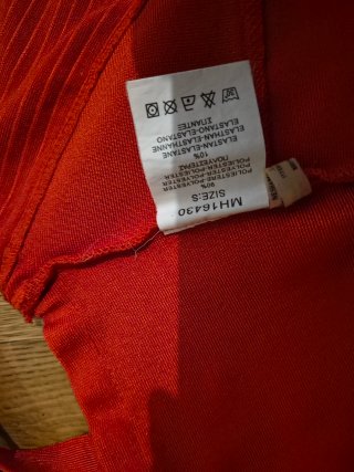 Top rosso con zip