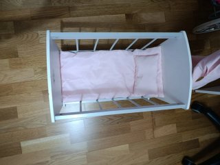 Cuna para muñecos rosa y blanca