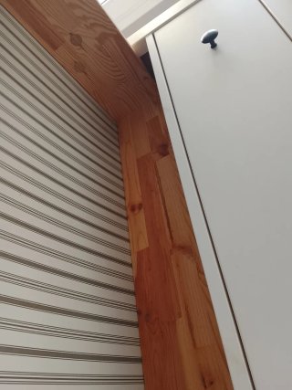 Cómoda de madera blanca