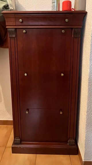 Zapatero de madera marrón