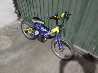 Bicicleta infantil azul y amarilla