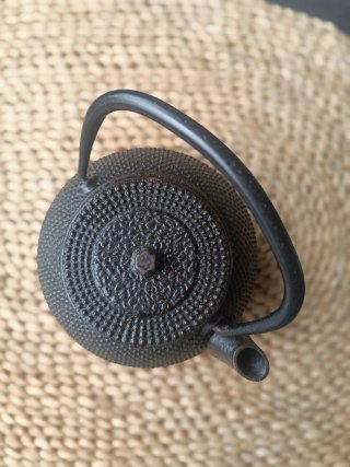 Tetera antigua de forja