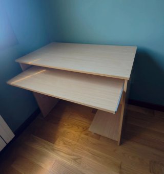 Escritorio  de madera con bandeja