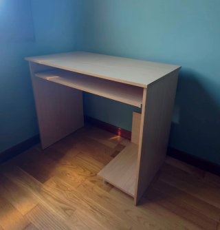 Escritorio  de madera con bandeja
