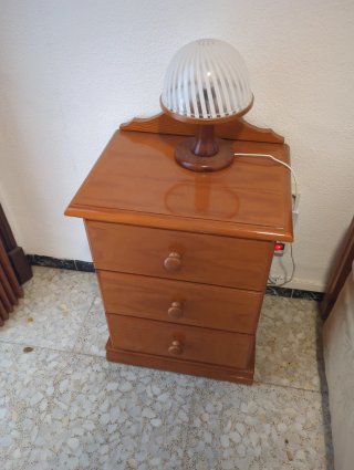 2x Mesita de noche y 2x lámpara de madera